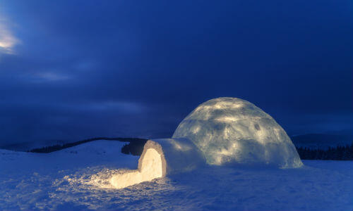 Upplyst igloo som ska representera kyla